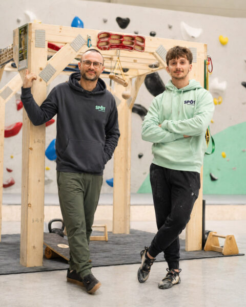 Inštruktori Peter a Michal pre skupinové tréningy v Spot boulder gym